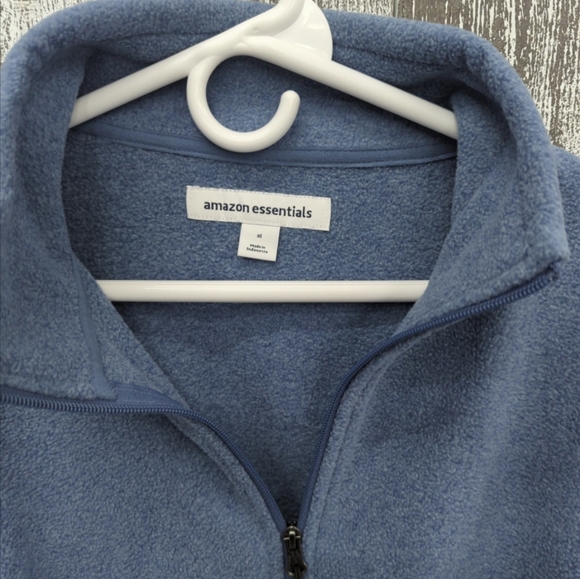 Amazon Essentials Women's Classic-Fit Long-Sleeve Full-Zip Polar Soft Fleece - Picture 3 of 4